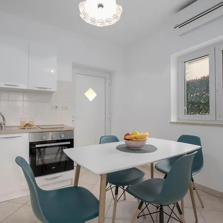 Vikendica Lucija, Stinjan *